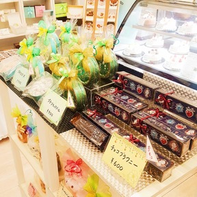 パティスリーインフィニティ　ビジュー缶　スズラン缶　ブーケ缶